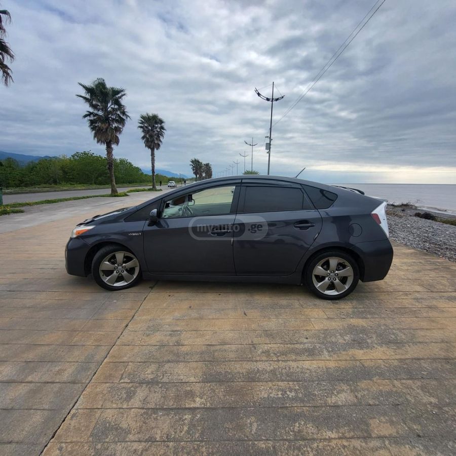 Toyota Prius 2015 — photo 2