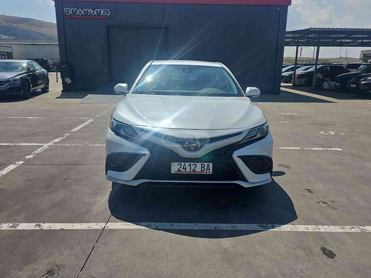 Toyota Camry 2022 — photo 2