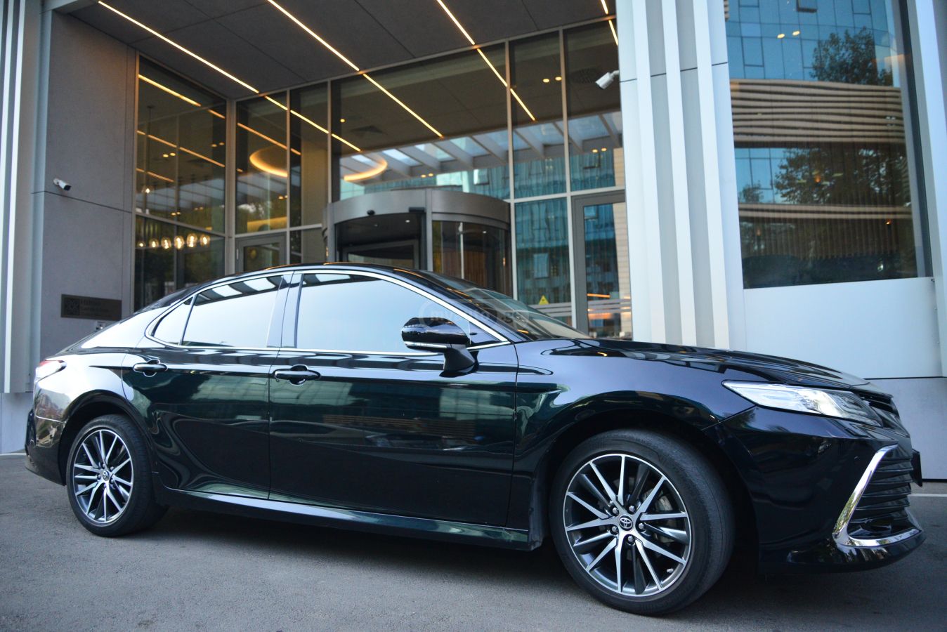 Toyota Camry 2022 — photo 2