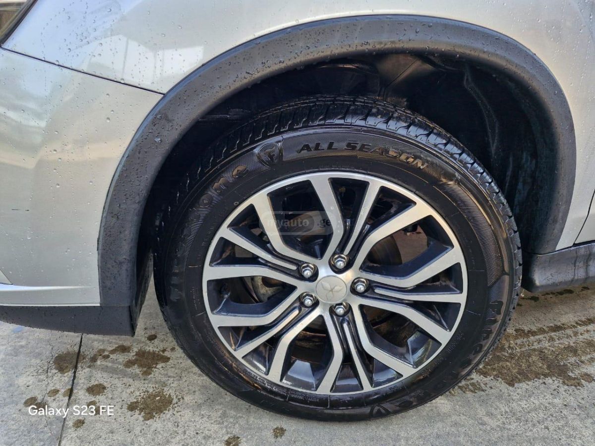 Mitsubishi Outlander Sport 2018 — photo 2