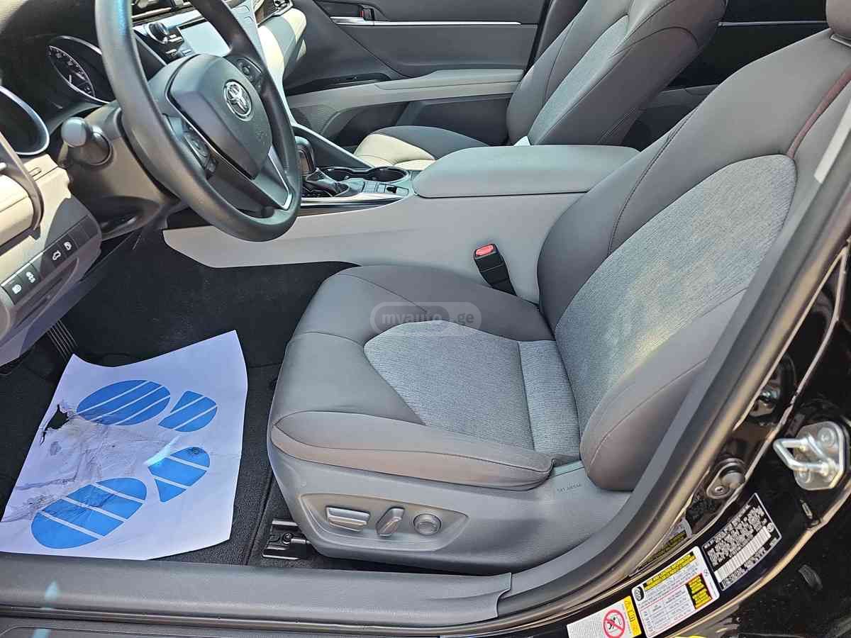 Toyota Camry 2018 — photo 2