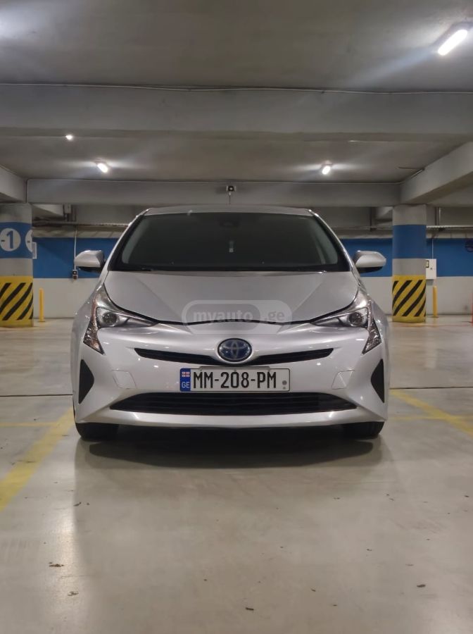 Toyota Prius 2017 — photo 2