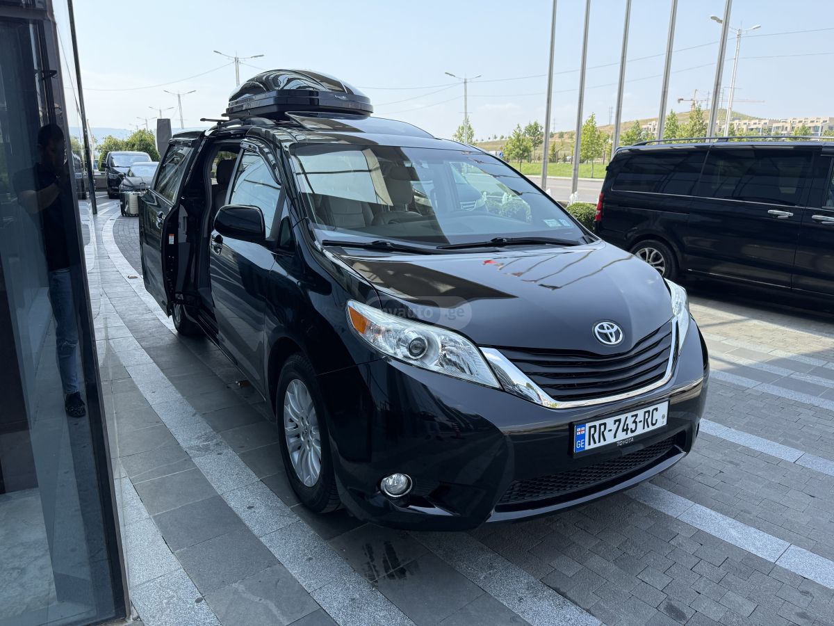Toyota Sienna 2017 — photo 2
