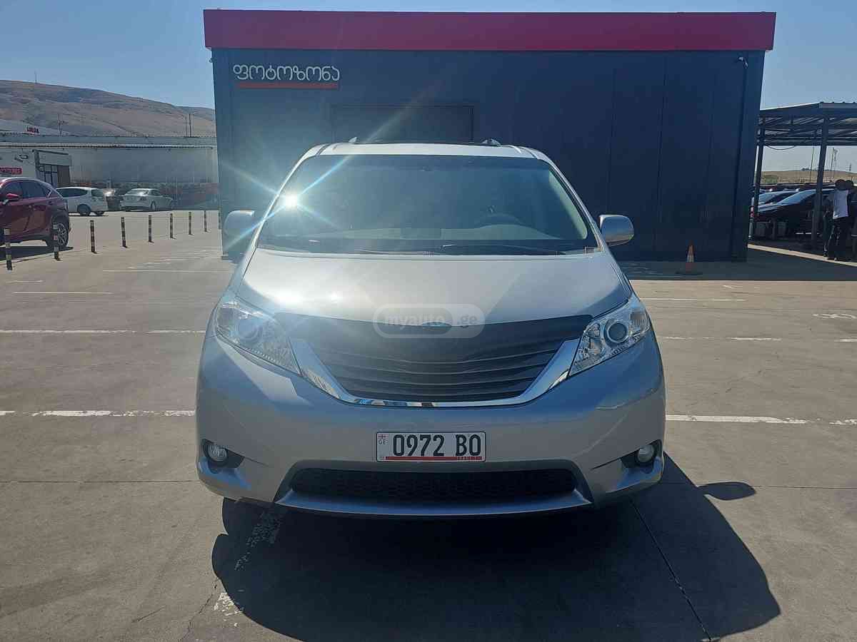 Toyota Sienna 2014 — photo 2