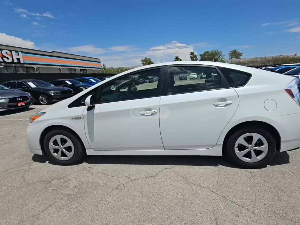 Toyota Prius 2015 — photo 2