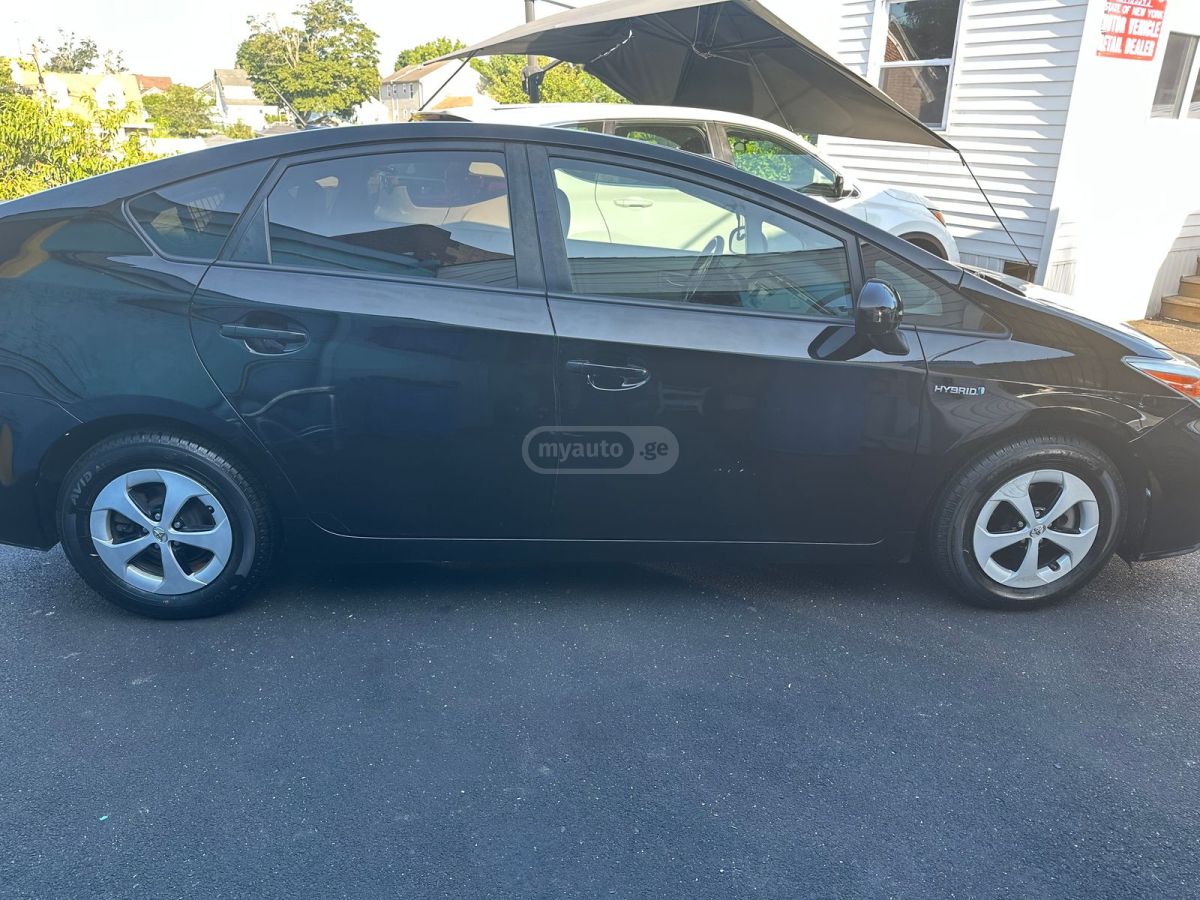 Toyota Prius 2014 — photo 2