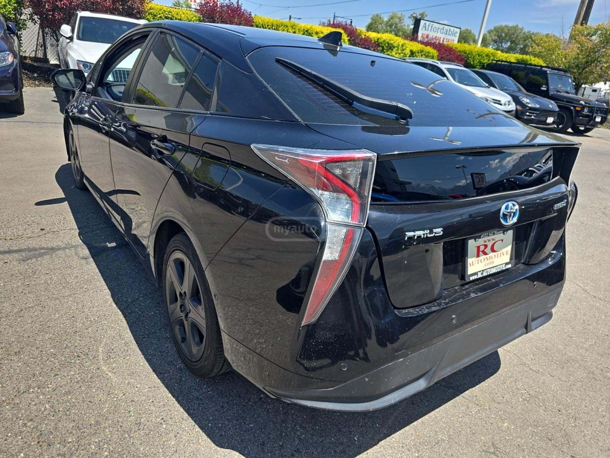 Toyota Prius 2018 — photo 2