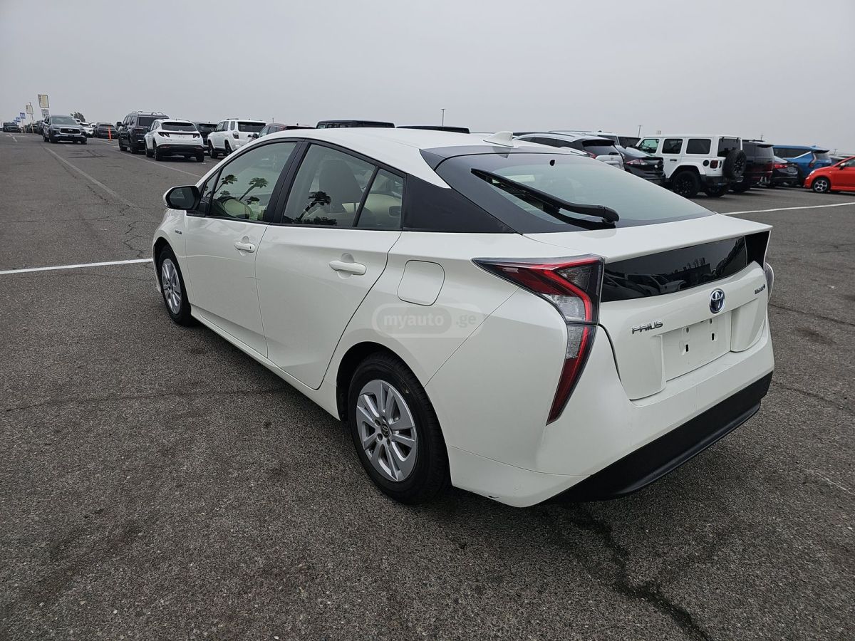 Toyota Prius 2017 — photo 2