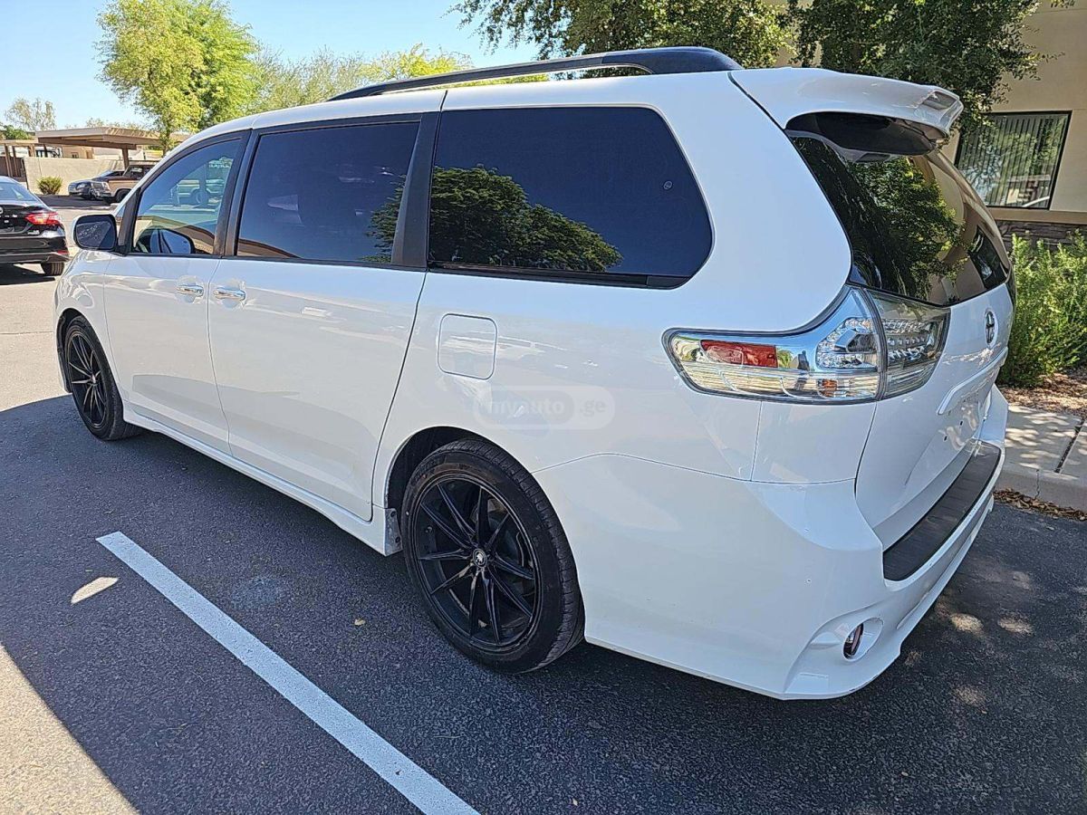 Toyota Sienna 2018 — photo 2