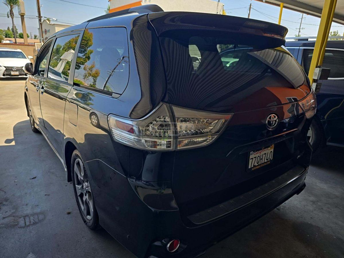 Toyota Sienna 2017 — photo 2