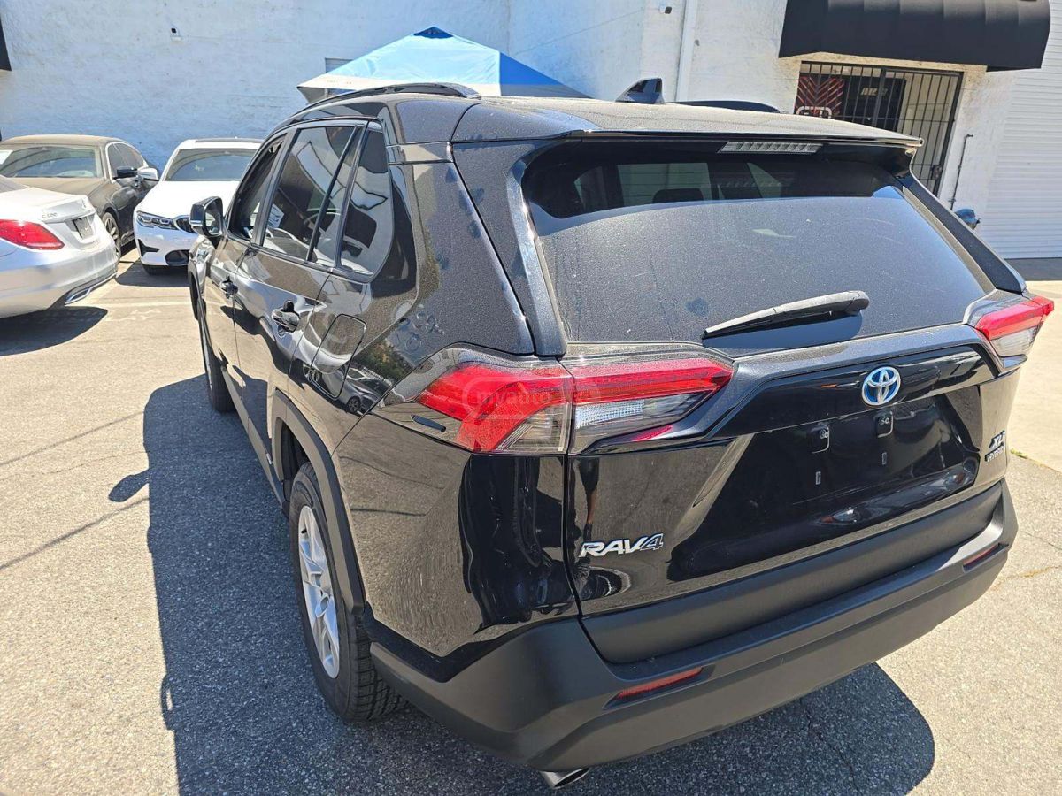 Toyota RAV4 2021 — photo 2
