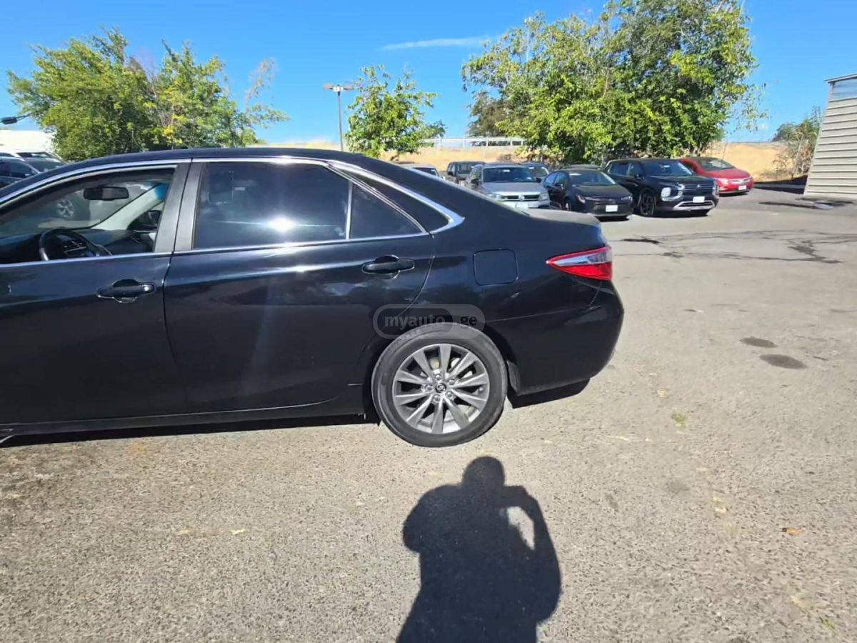 Toyota Camry 2017 — photo 2