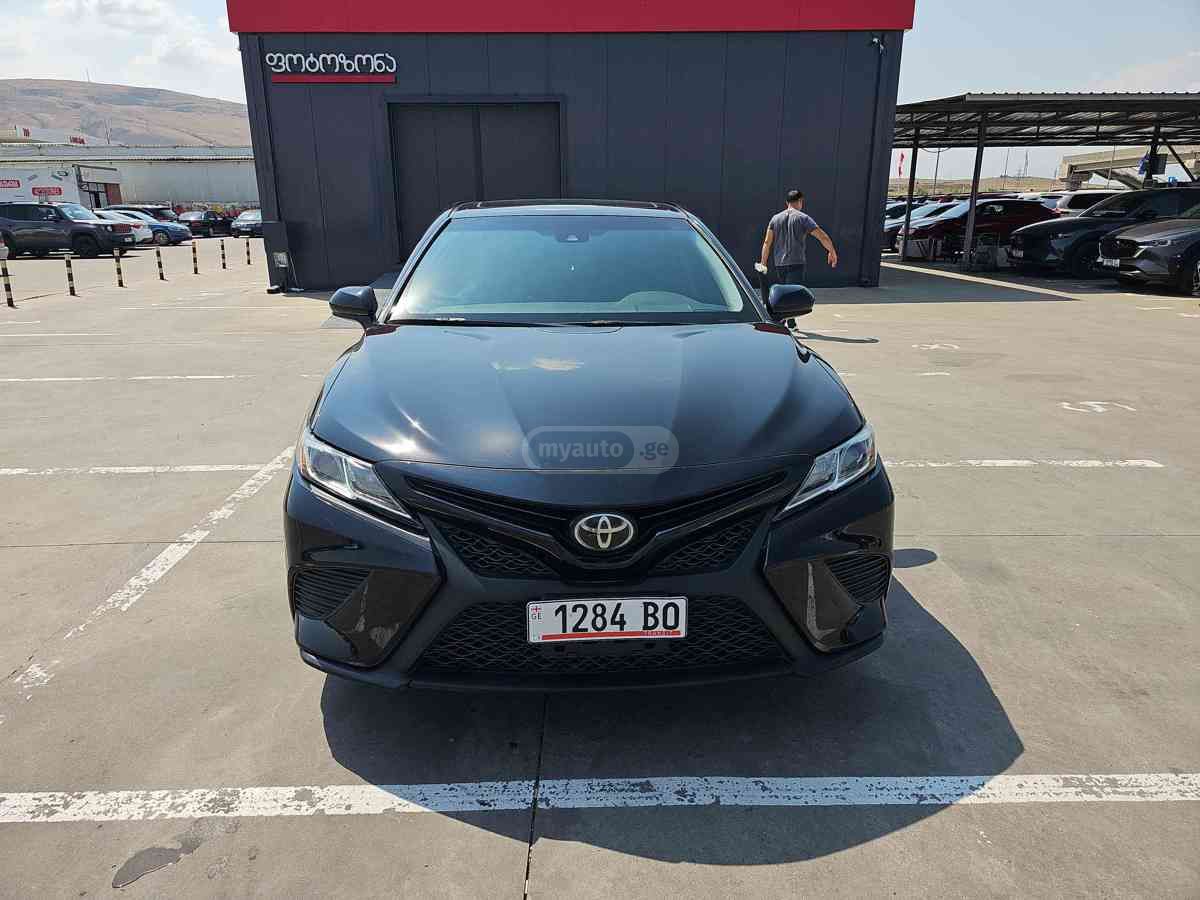 Toyota Camry 2018 — photo 2