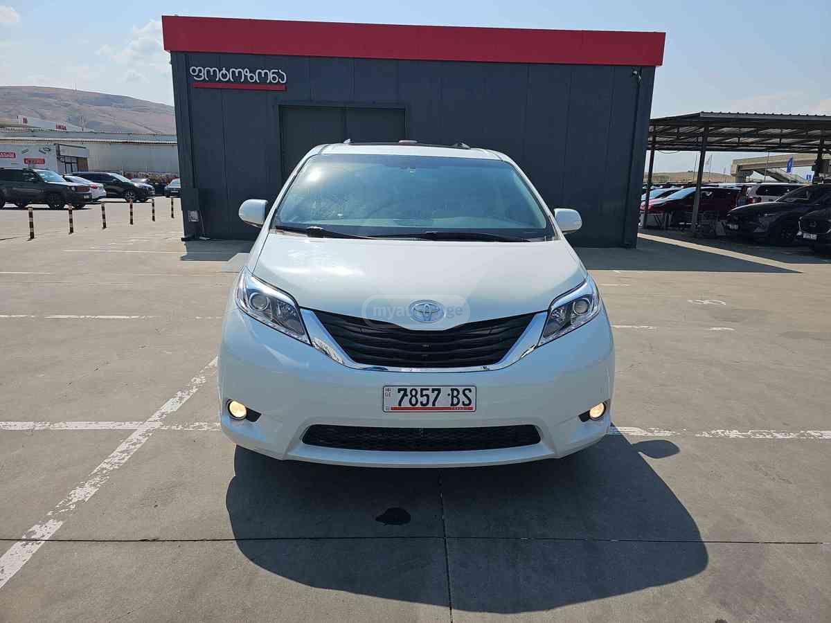 Toyota Sienna 2017 — photo 2