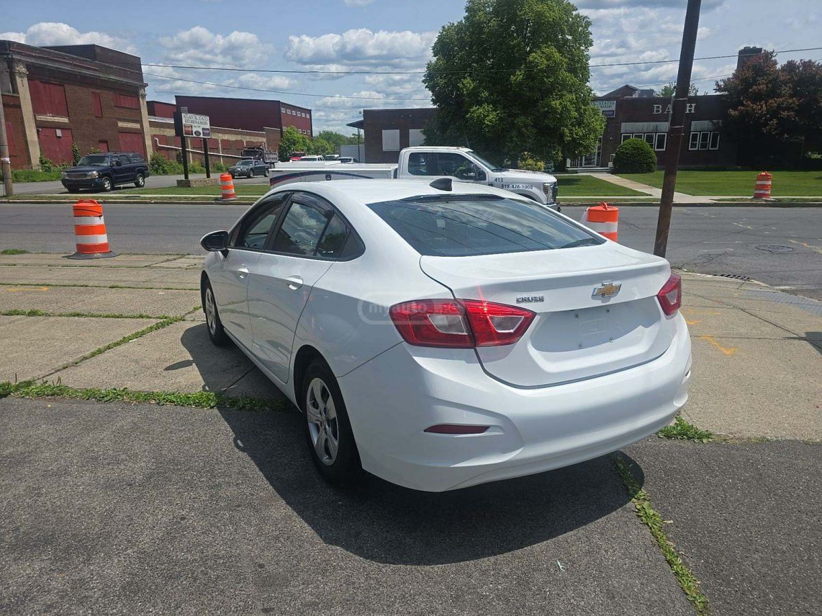 Chevrolet Cruze 2018 — photo 2