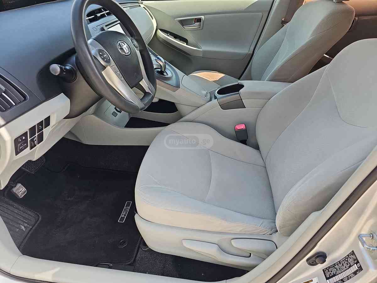 Toyota Prius 2013 — photo 2