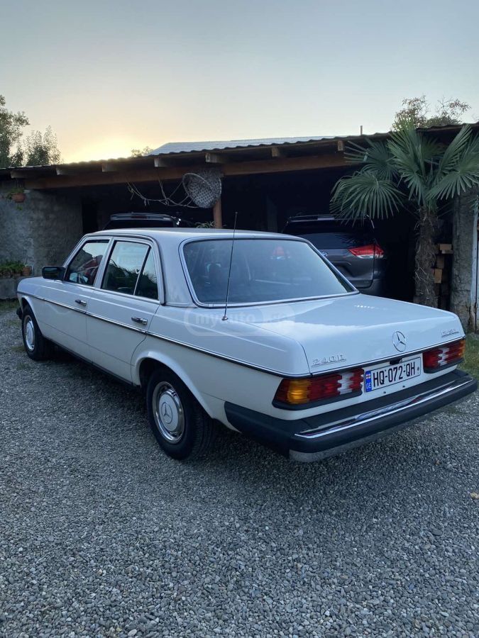 Mercedes-Benz E 240 1976 — photo 2