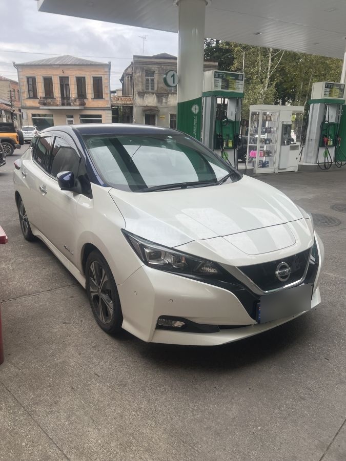 Nissan Leaf 2018 — photo 2