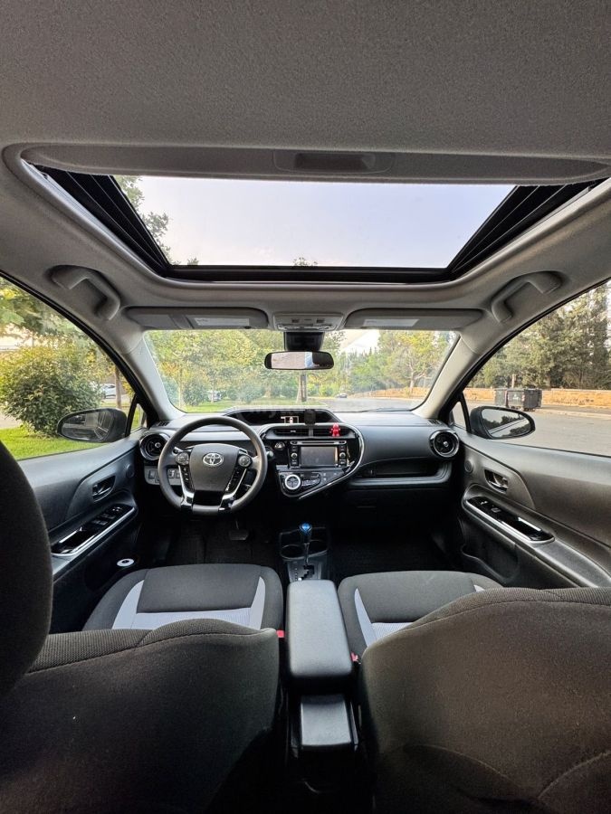 Toyota Prius C 2018 — photo 2