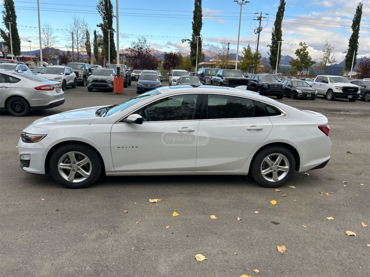 Chevrolet Malibu 2022 — photo 2