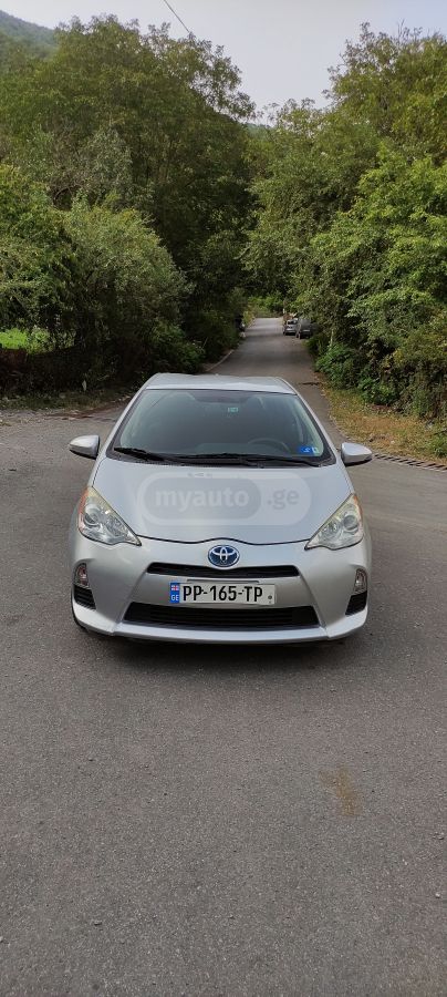 Toyota Prius C 2014 — photo 2
