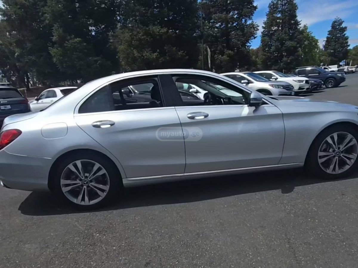 Mercedes-Benz C 300 2019 — photo 2