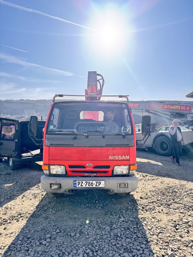 Nissan Cabstar 2002 — photo 2
