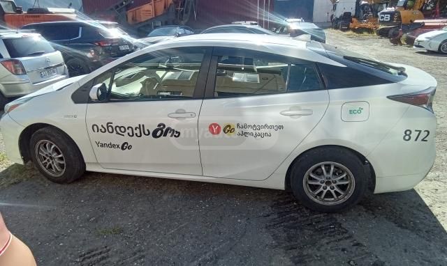 Toyota Prius 2018 — photo 2