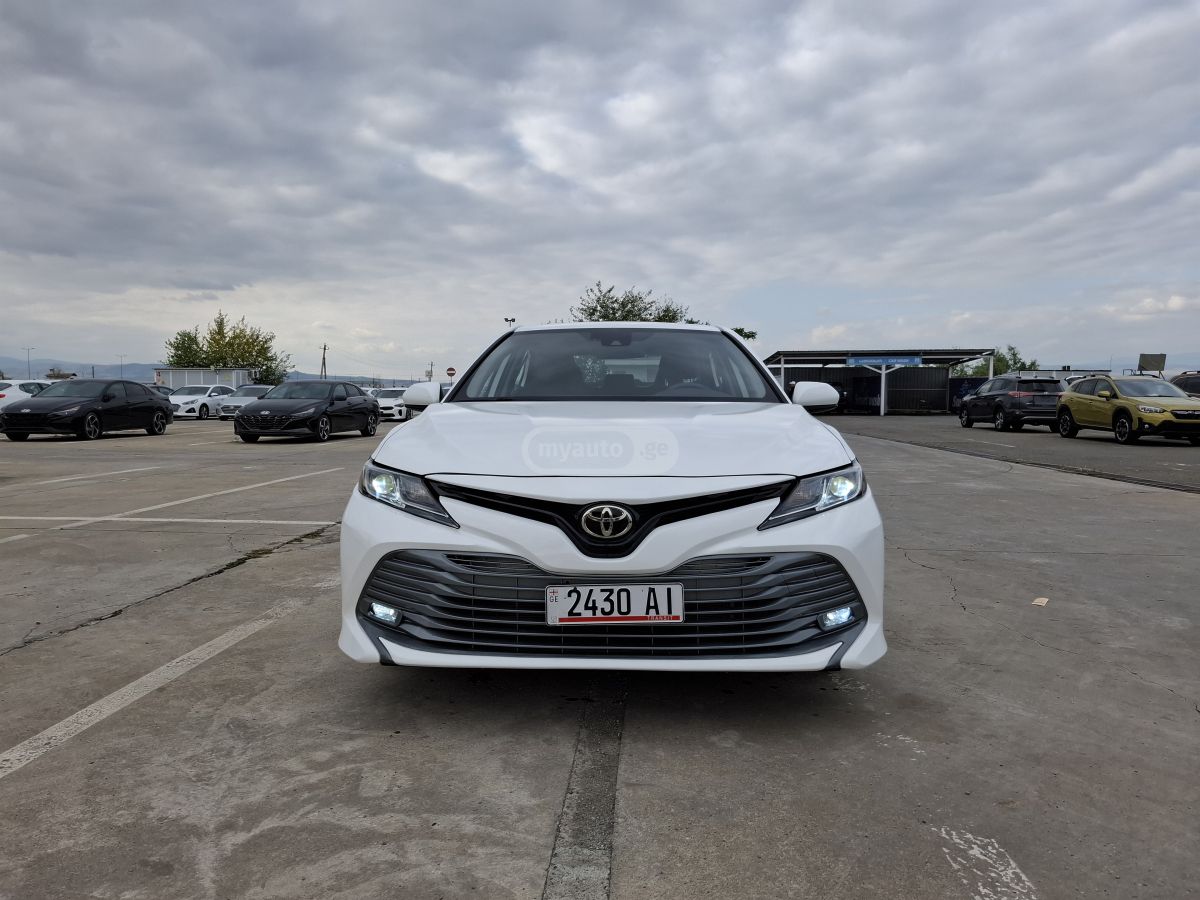 Toyota Camry 2019 — photo 2