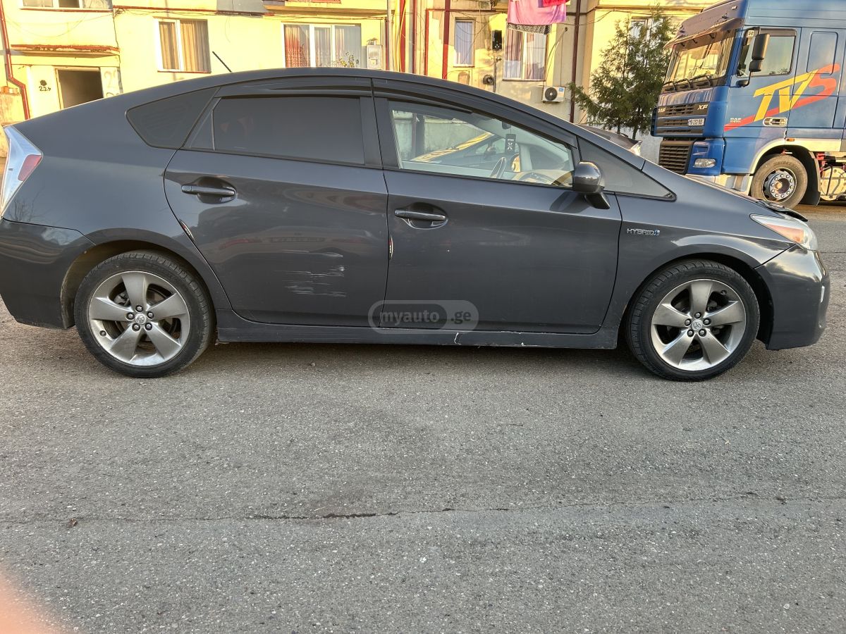 Toyota Prius 2013 — photo 2