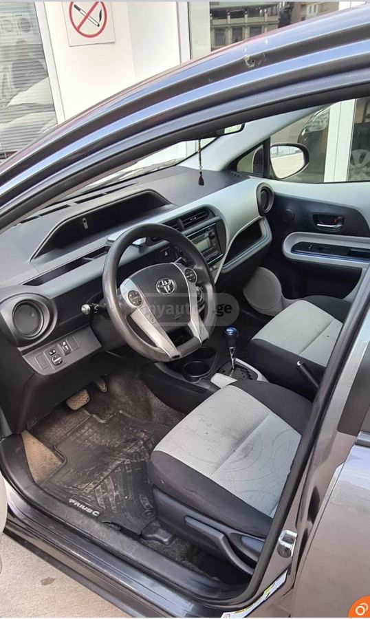 Toyota Prius C 2013 — photo 2