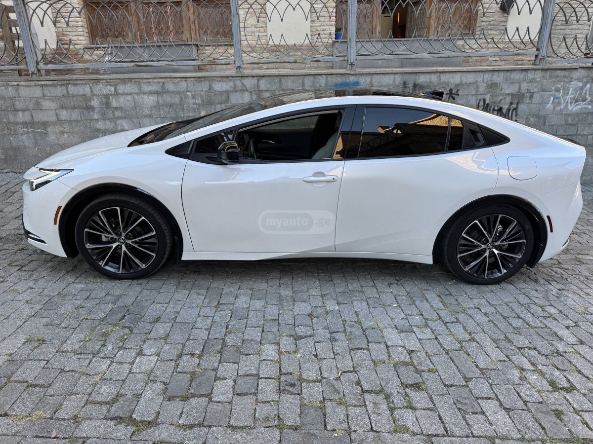 Toyota Prius 2023 — photo 2