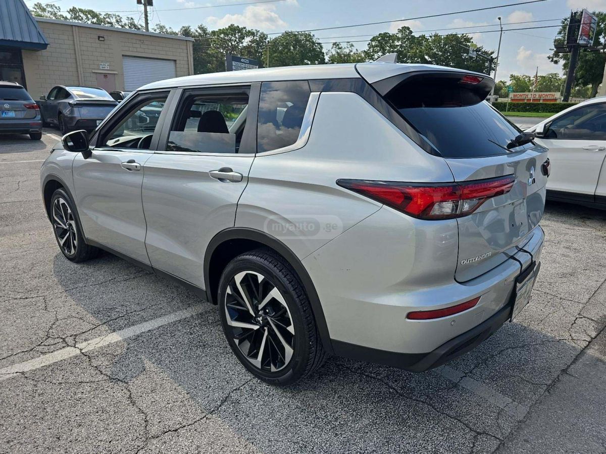 Mitsubishi Outlander 2022 — photo 2