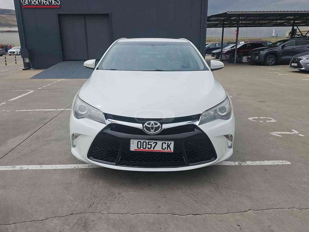 Toyota Camry 2017 — photo 2