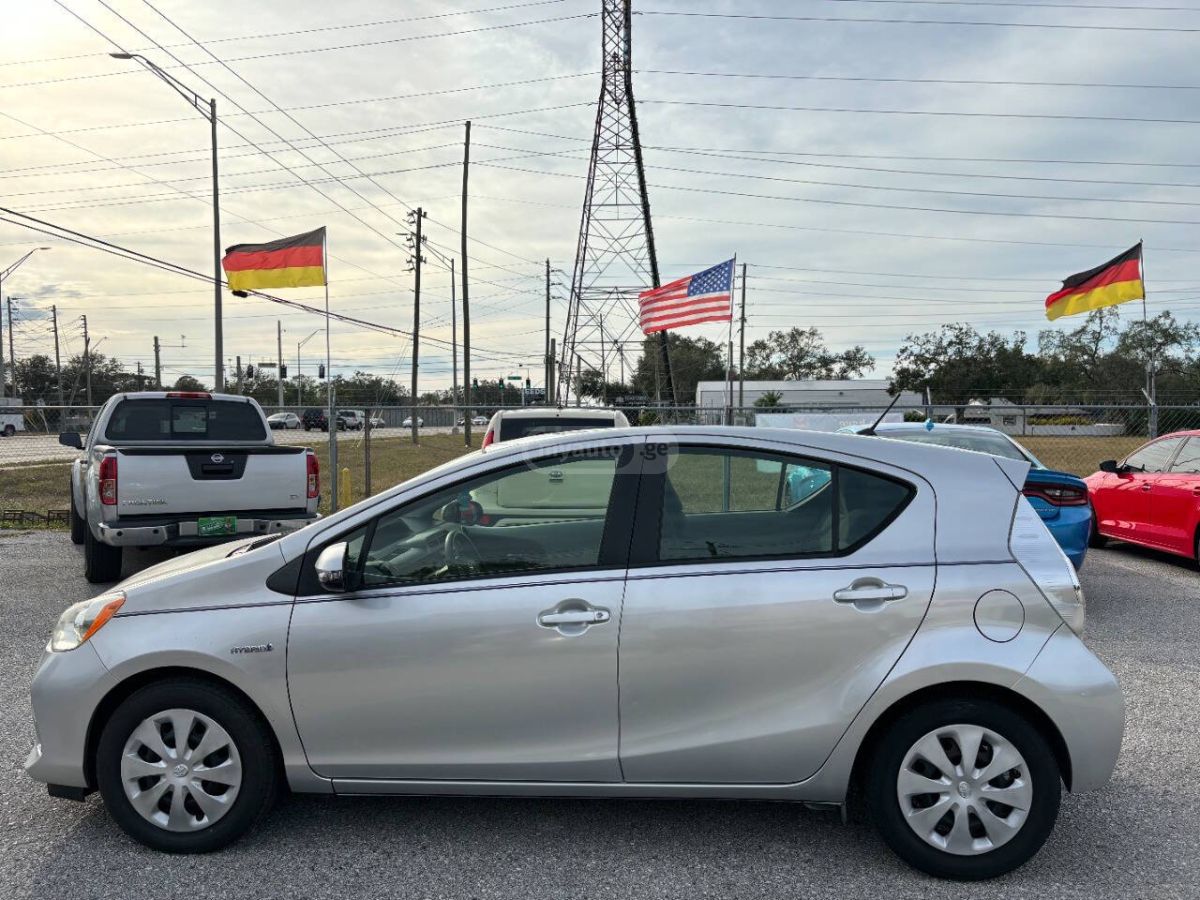 Toyota Prius C 2013 — photo 2