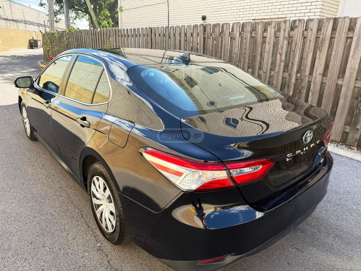 Toyota Camry 2020 — photo 2