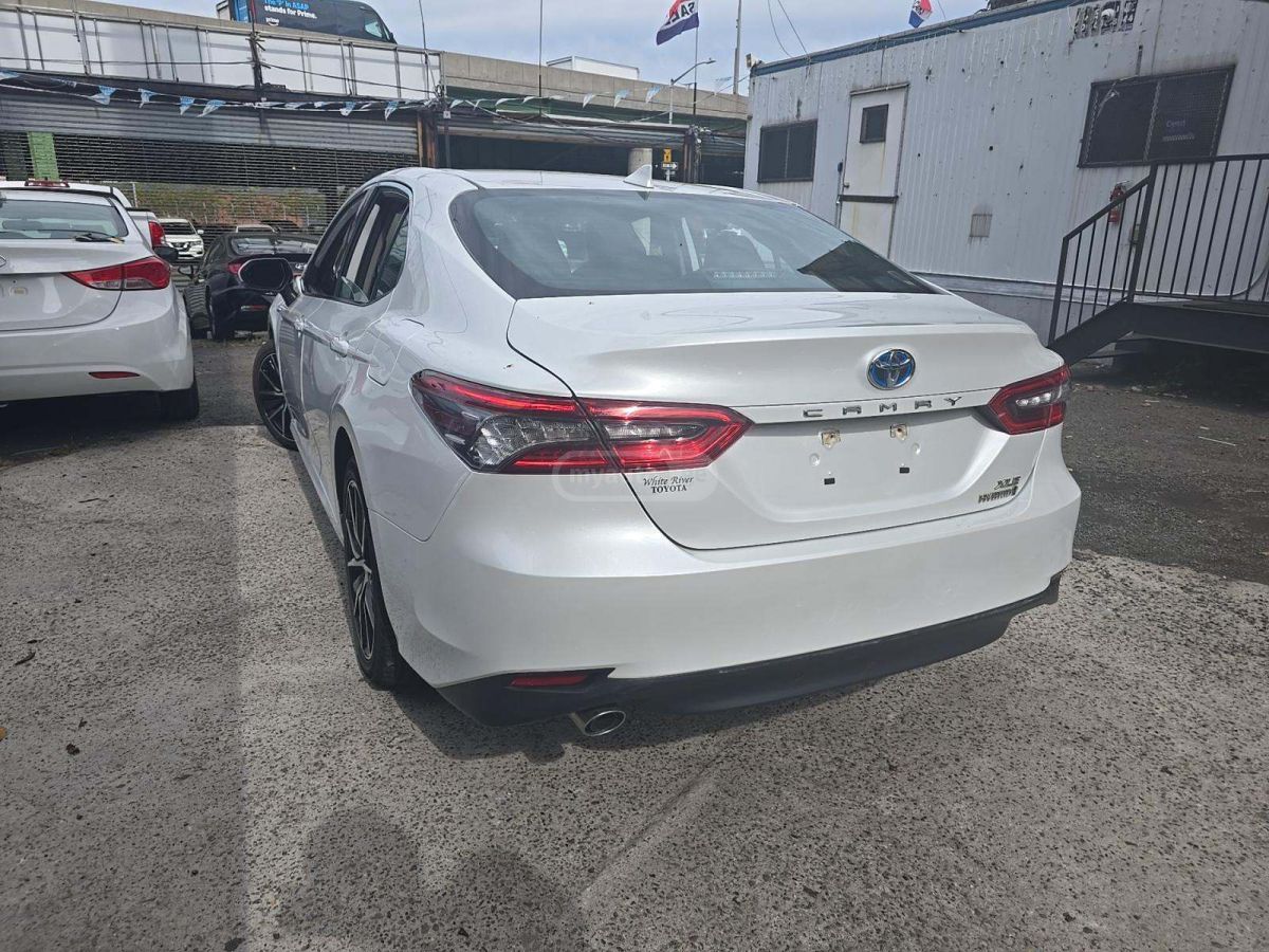 Toyota Camry 2021 — photo 2