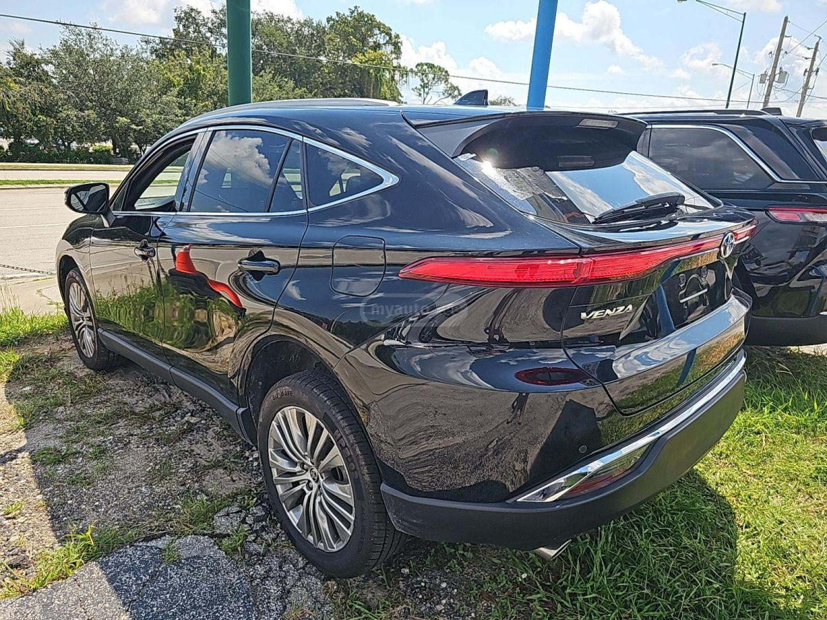 Toyota Venza 2023 — photo 2