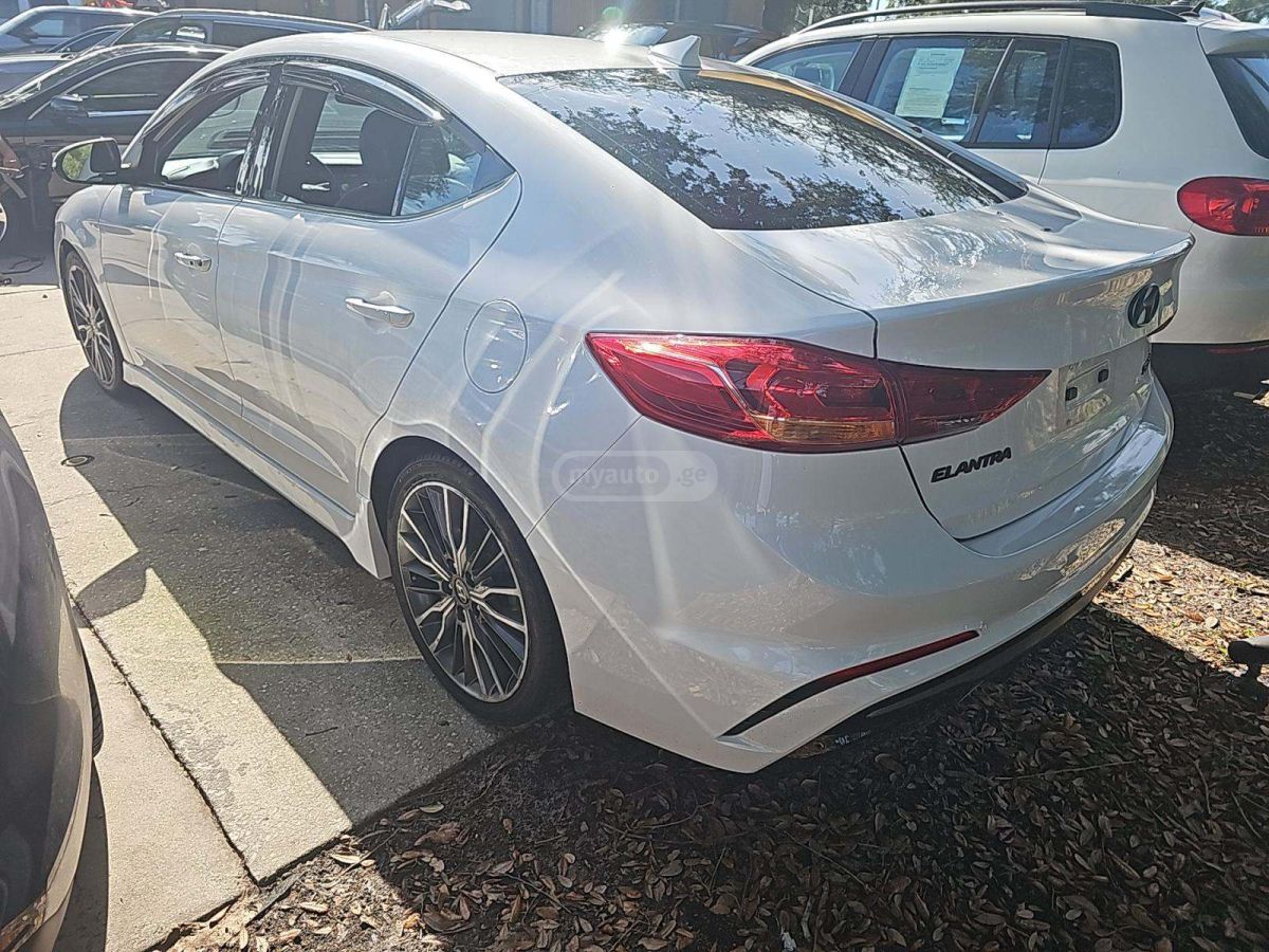 Hyundai Elantra 2017 — photo 2