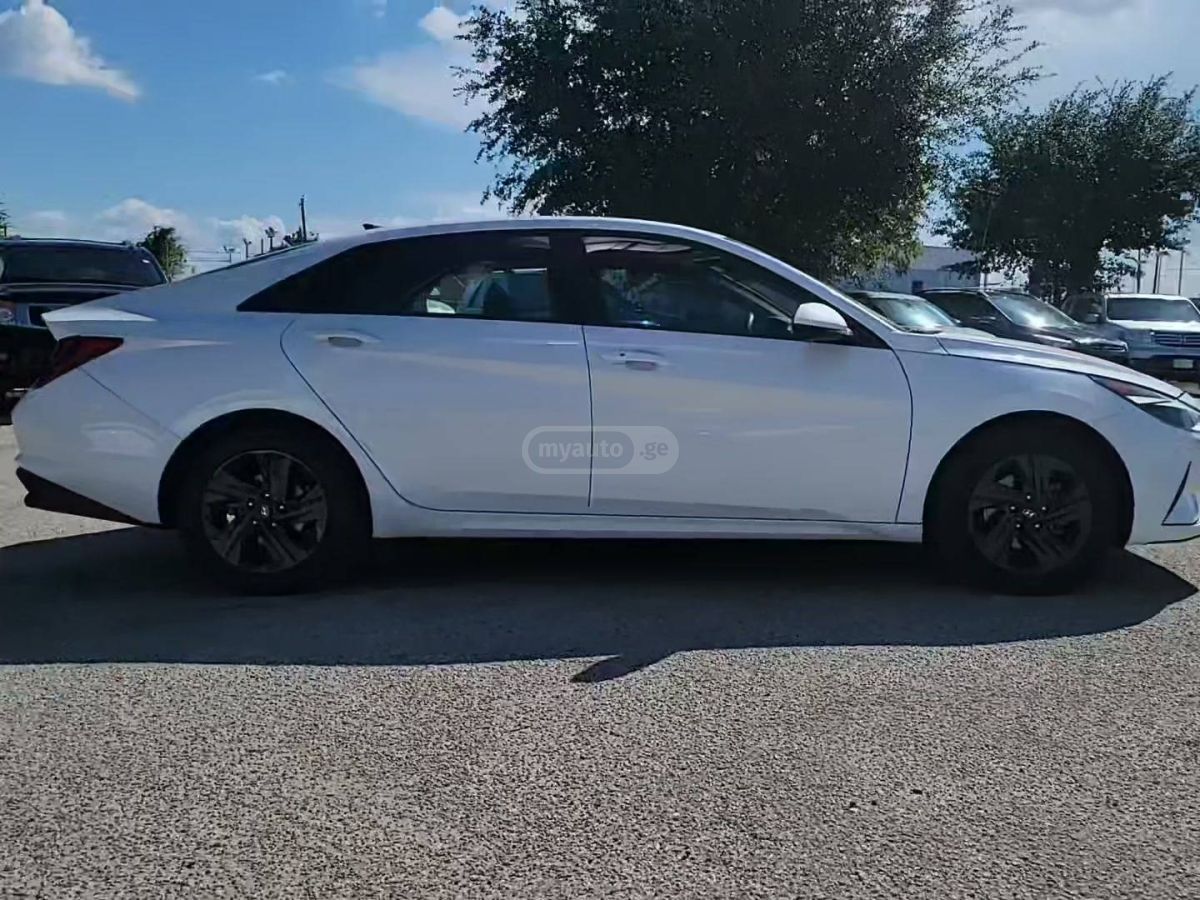 Hyundai Elantra 2023 — photo 2