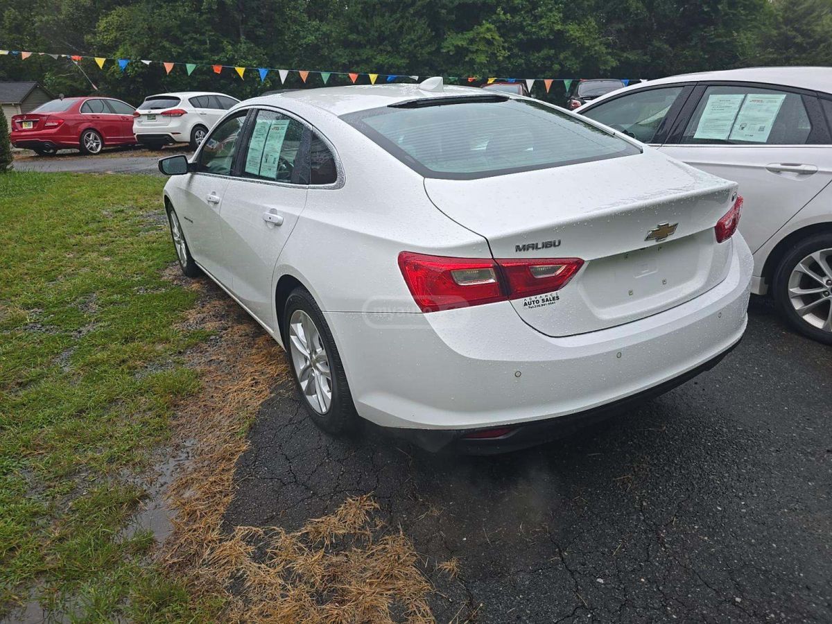 Chevrolet Malibu 2017 — photo 2