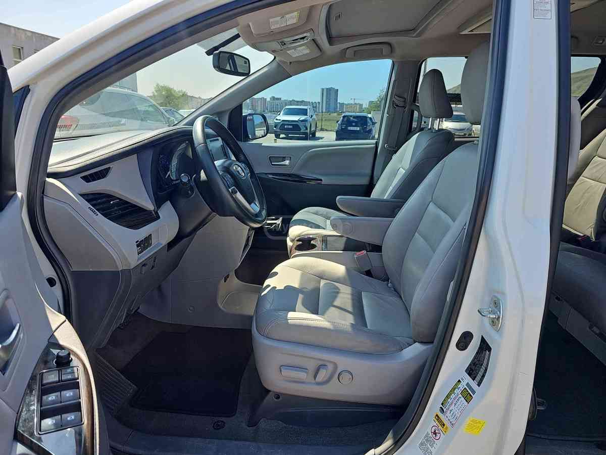 Toyota Sienna 2017 — photo 2
