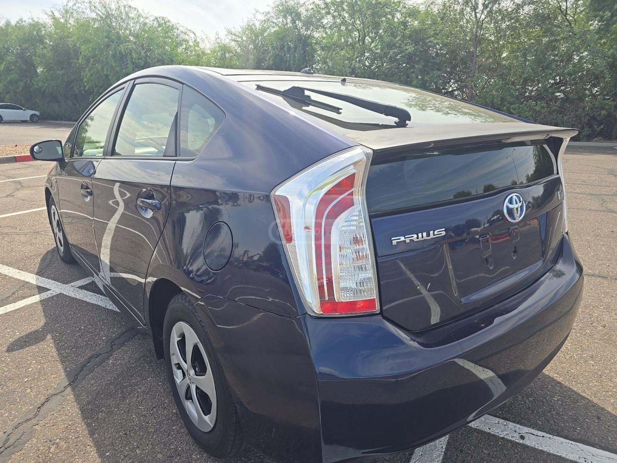Toyota Prius 2015 — photo 2