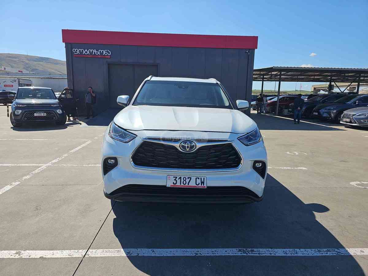 Toyota Highlander 2023 — photo 2