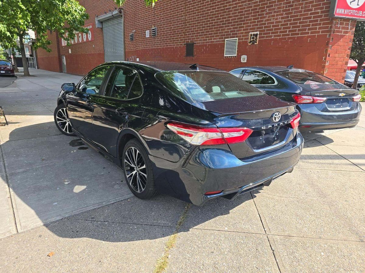 Toyota Camry 2020 — photo 2