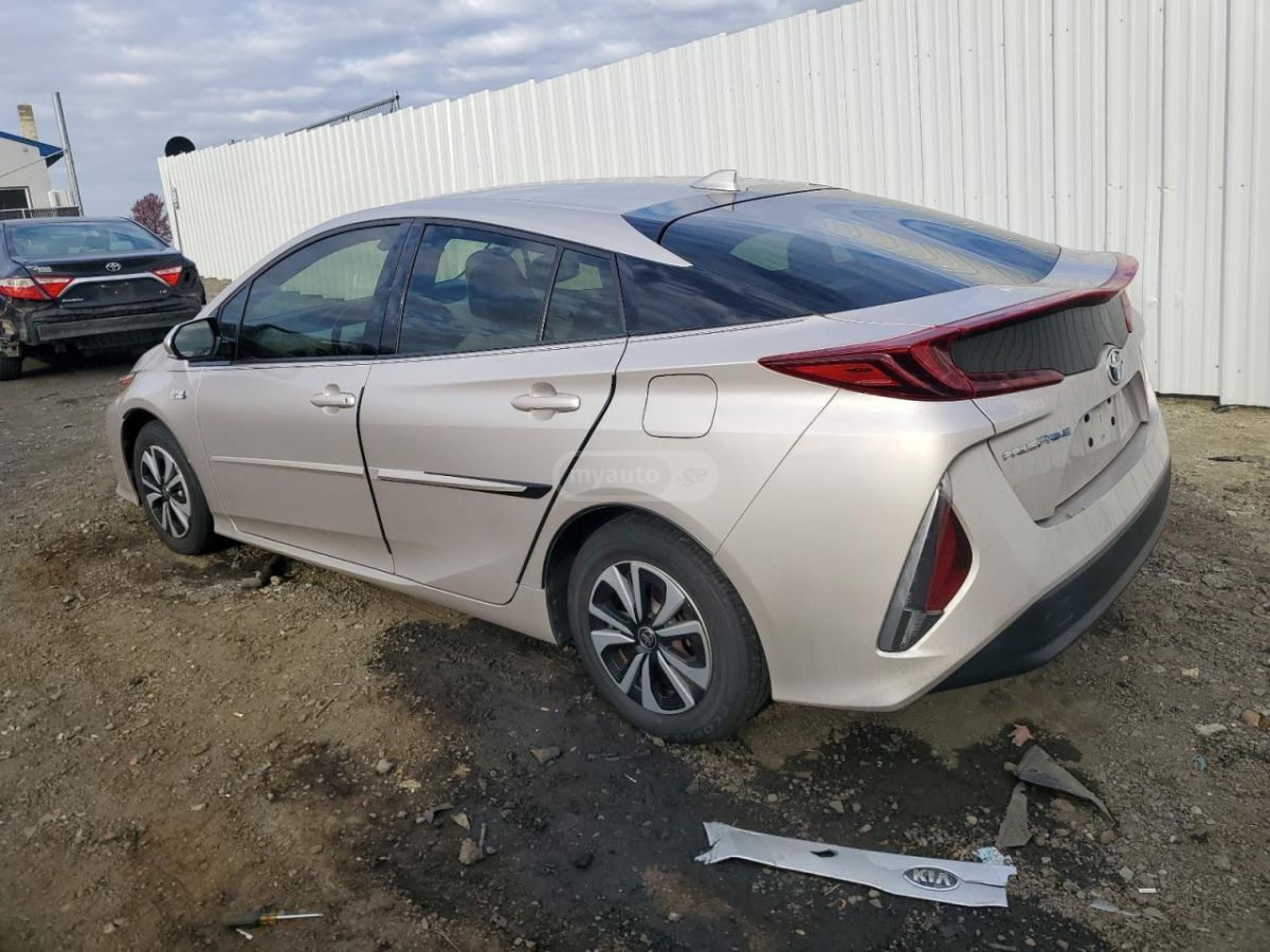 Toyota Prius 2018 — photo 2