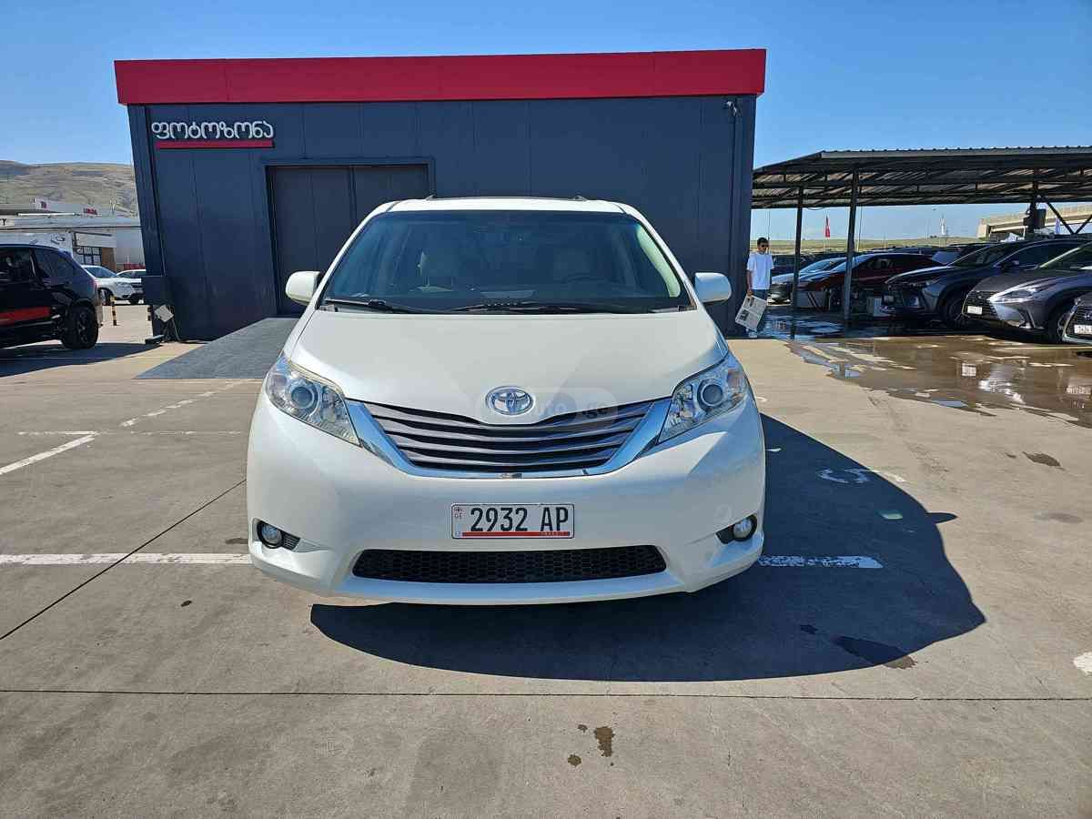 Toyota Sienna 2016 — photo 2