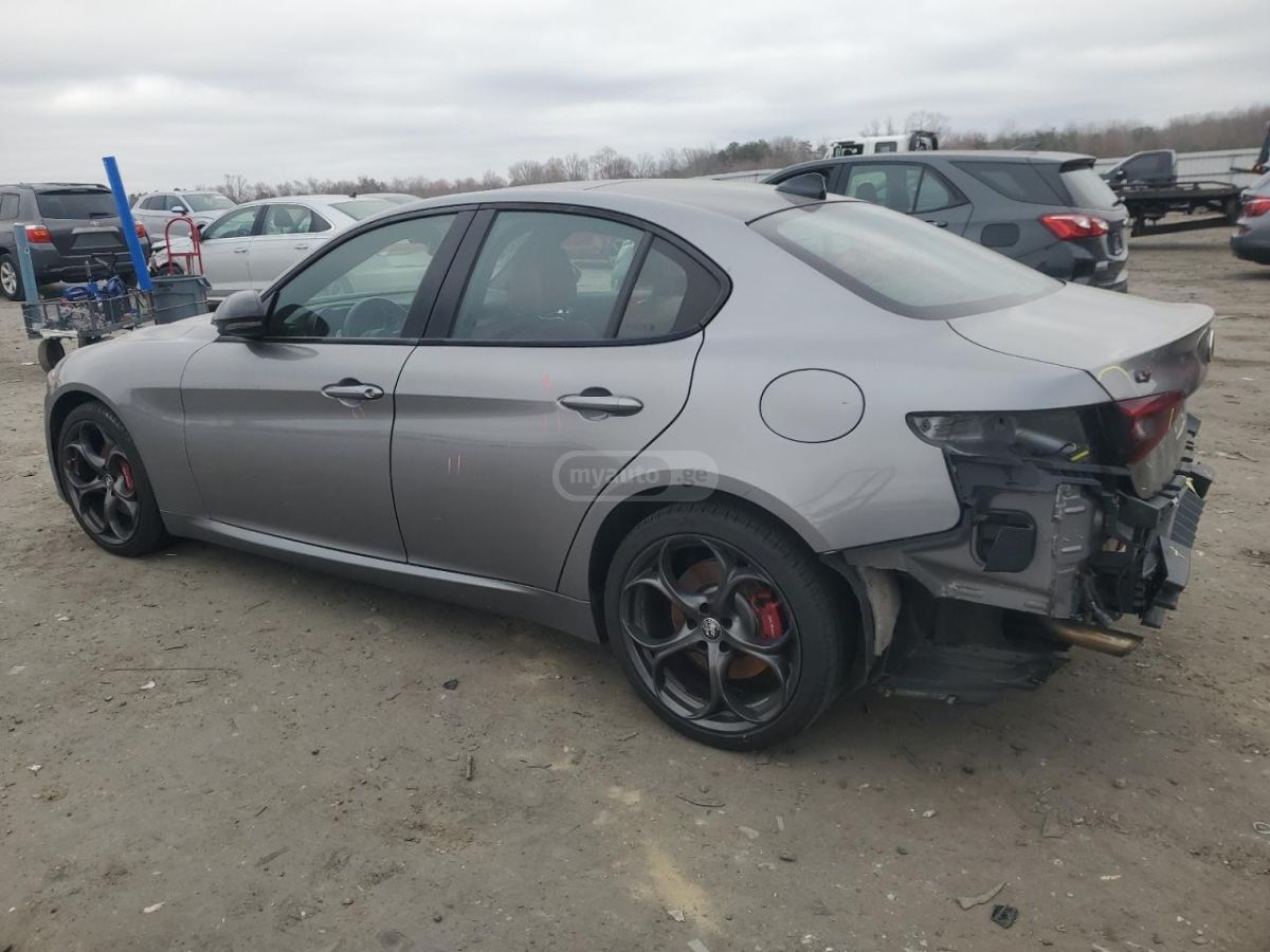 Alfa Romeo Giulia 2021 — photo 2