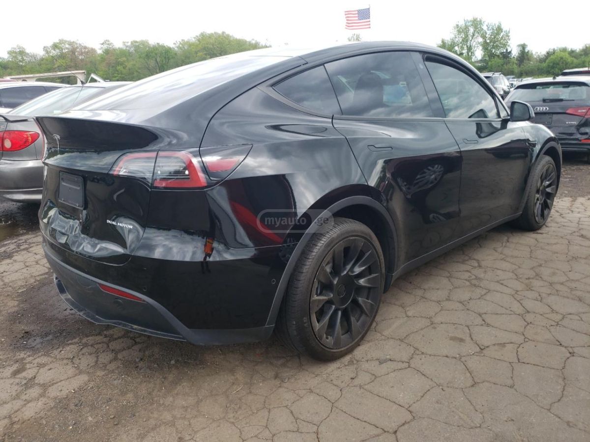 Tesla Model Y 2022 — photo 2