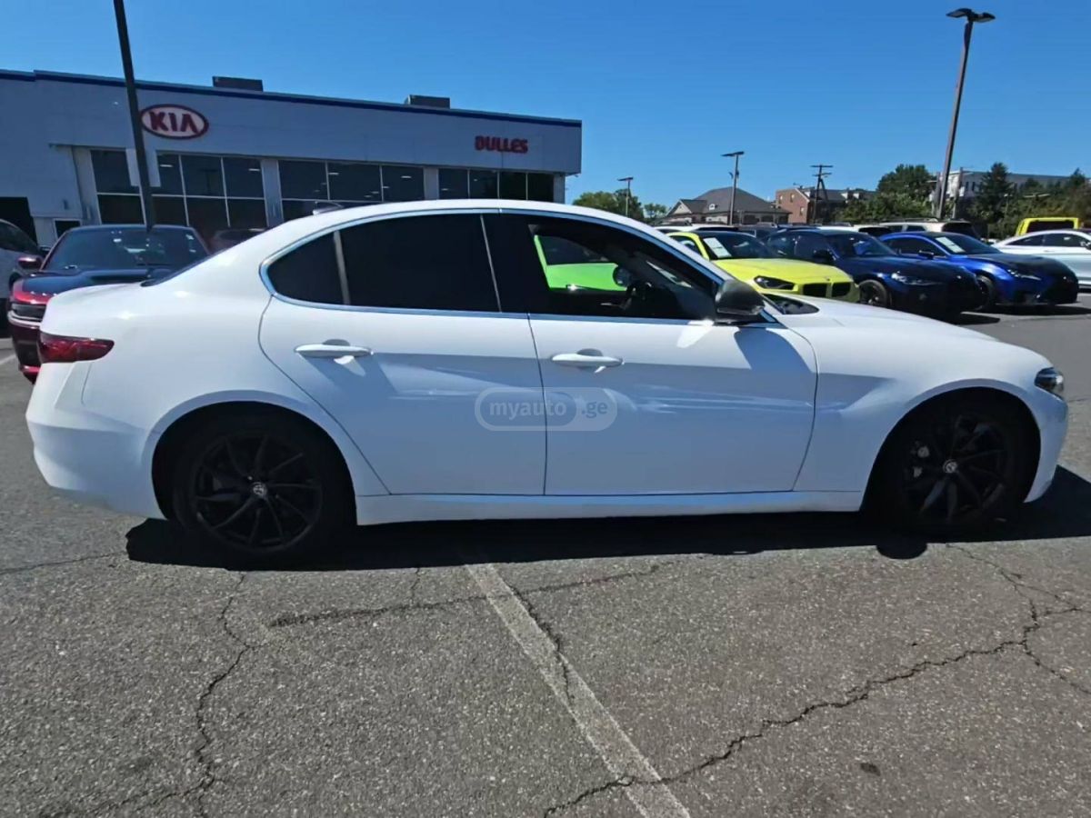 Alfa Romeo Giulia 2017 — photo 2